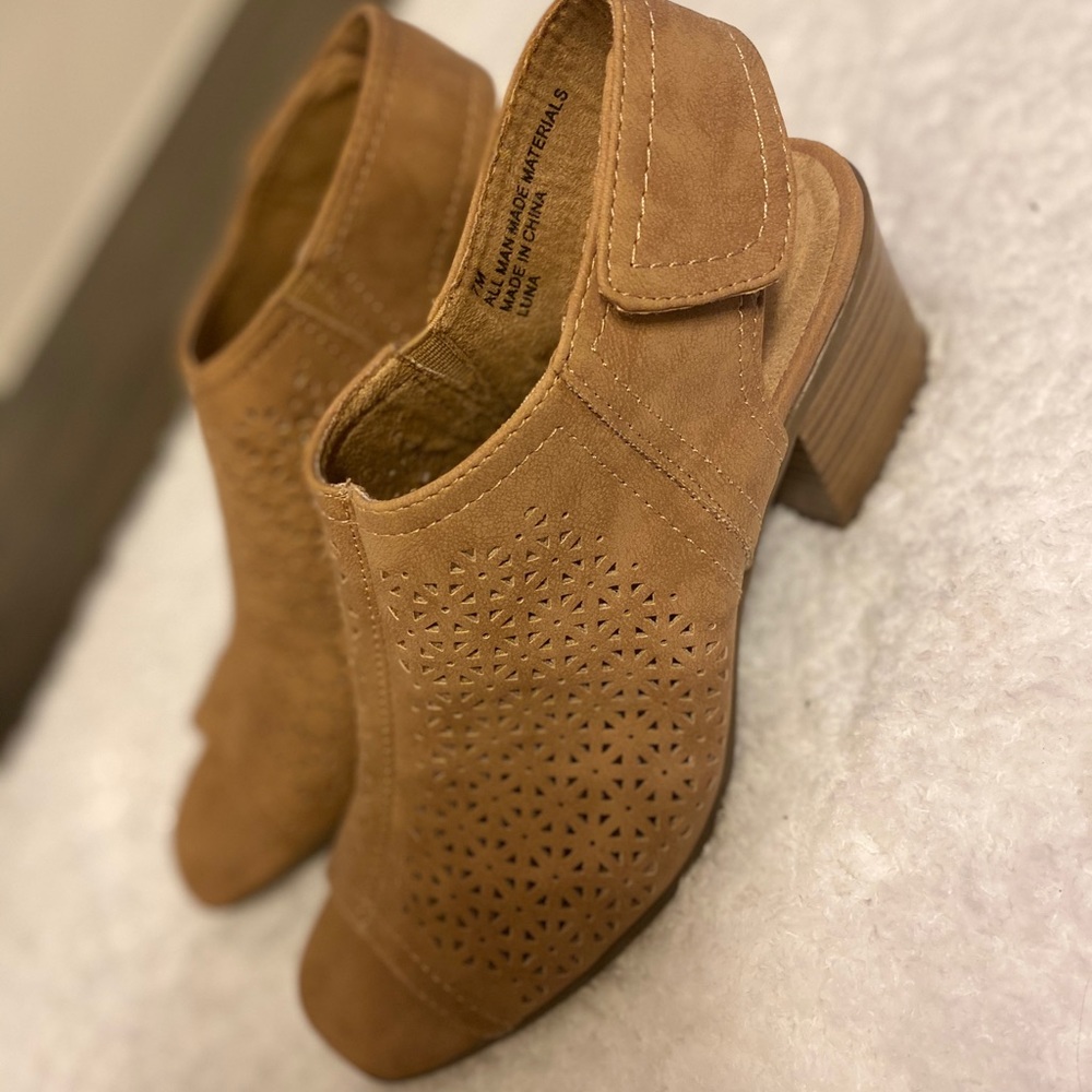 WhiteMt brown wedges!